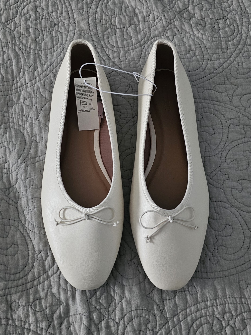 Old Navy White Women's Ballet Flats with Bow Accent